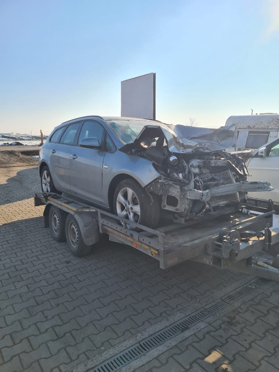 Dezmembram Opel Astra J 2.0 diesel din 2011