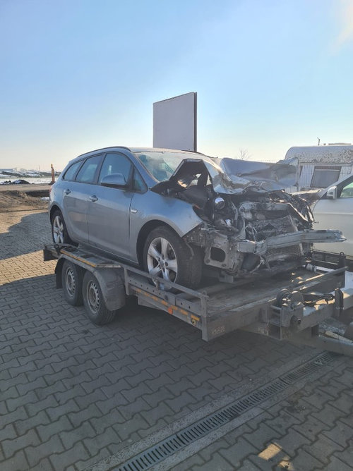 Dezmembram Opel Astra J 2.0 diesel din 2011