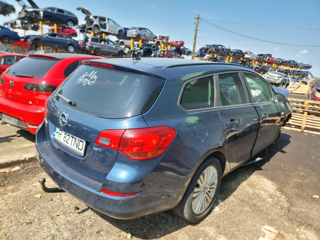 Dezmembram Opel Astra J [2009 - 2012] 1.7 cdti A17DTJ