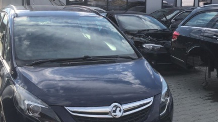 Dezmembram Opel Zafira C 2.0 d an fabr 2013