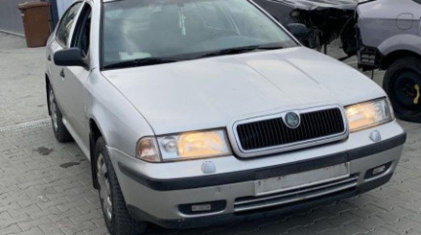 Dezmembram Skoda Octavia 1, 1.6 benzina an fabr 2000.