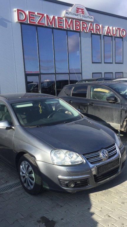 Dezmembram Volkswagen Jetta 1.6 benzina an fabr 2008