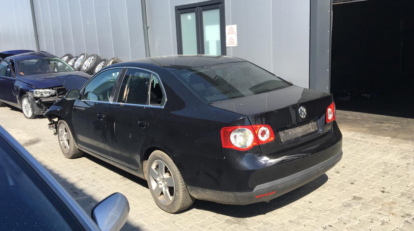 Dezmembram Volkswagen Jetta 1.6 FSI cutie viteze 6 trepte an fabr 2008