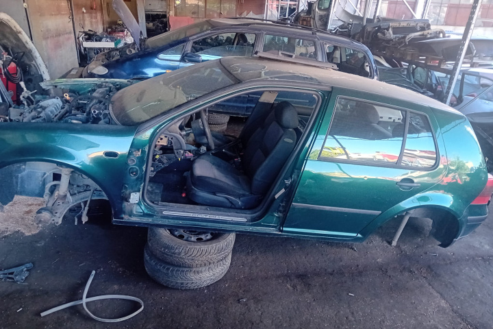 Dezmembram Volkswagen VW Golf 4 [1997 - 2006] Hatchback 5-usi 1.4 MT (75 hp)