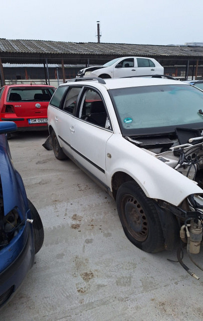 Dezmembram Volkswagen VW Passat B5.5 [facelift] [2000 - 2005] wagon 1.6 MT (102 hp) COD CULOARE B9A
