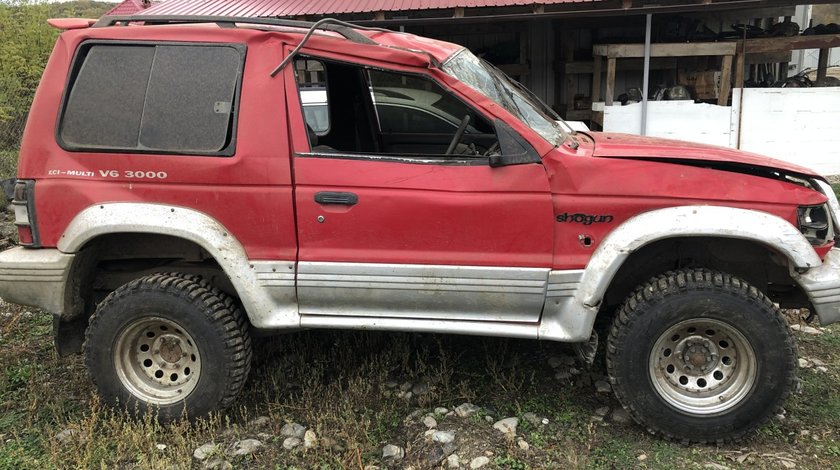 Dezmembrari dezmembrez piese mitsubishi pajero 3000cmc benzina 180cp volan dreapta manuala