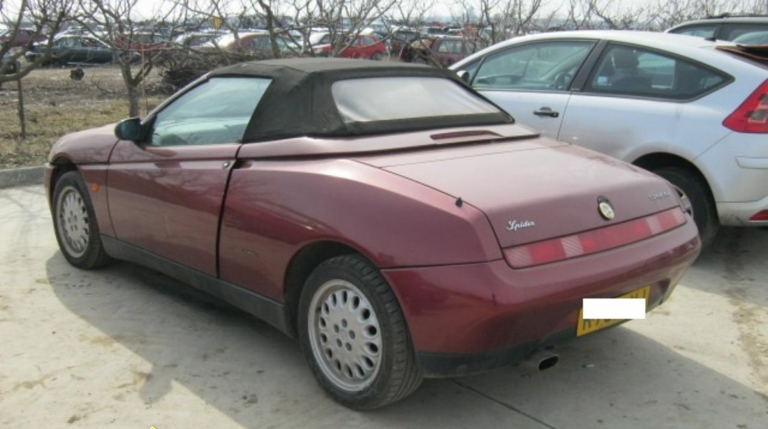 Dezmembrez Alfa Romeo Spider din 1997 2 0b