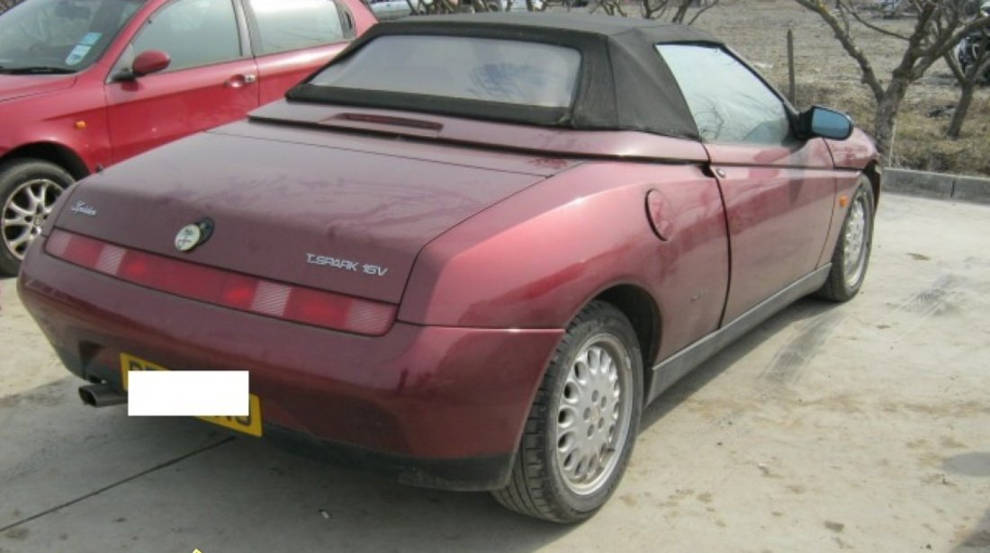 Dezmembrez Alfa Romeo Spider din 1997 2 0b