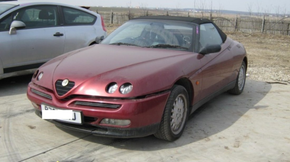 Dezmembrez Alfa Romeo Spider din 1997 2 0b