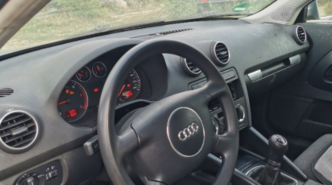 Dezmembrez Audi A3 8P 2005 1.9 Tdi BKC culoare LY7H