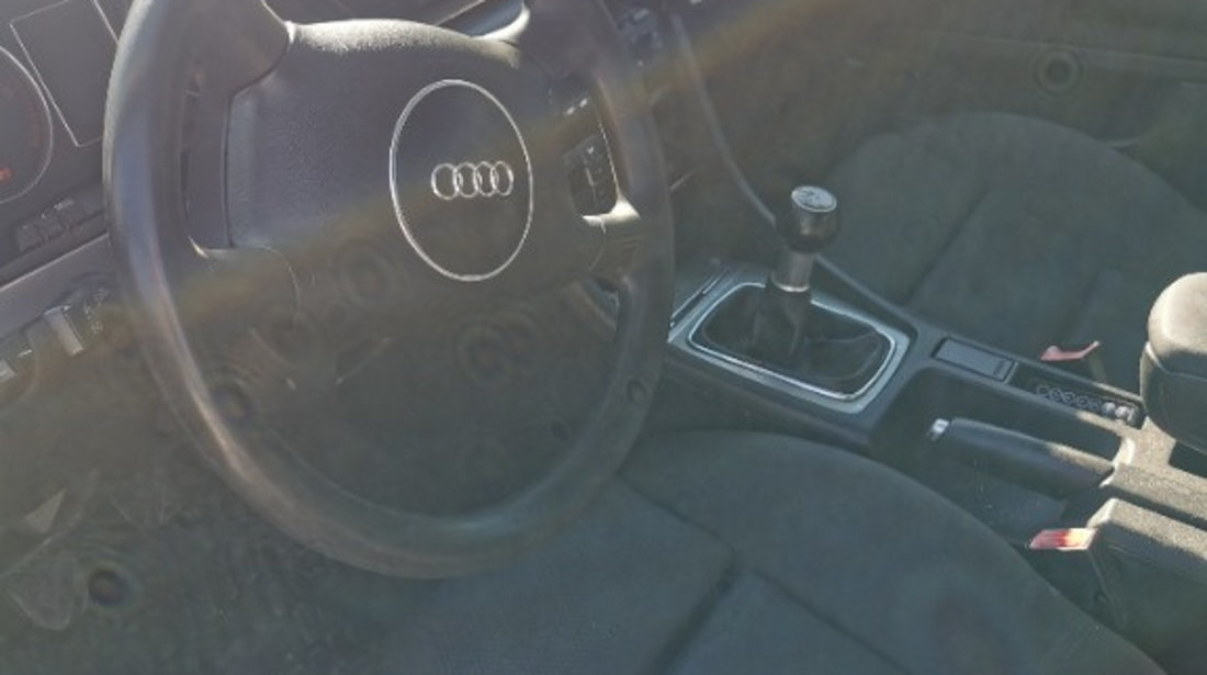 Dezmembrez Audi A4 B6 1.9 AWX cod culoare LY7Q