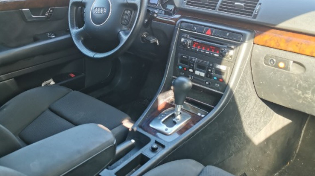 Dezmembrez Audi A4 B6 2.0i ALT cod culoare LY7W