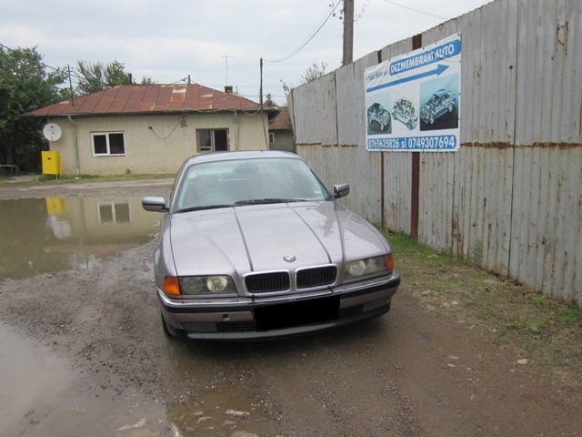 Dezmembrez BMW E38 728i