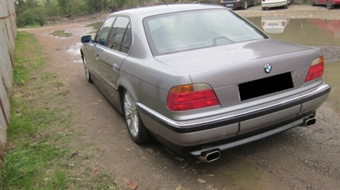 Dezmembrez BMW E38 728i