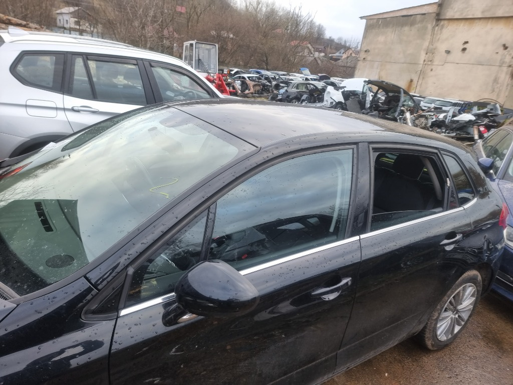 Dezmembrez Citroen C4 2010