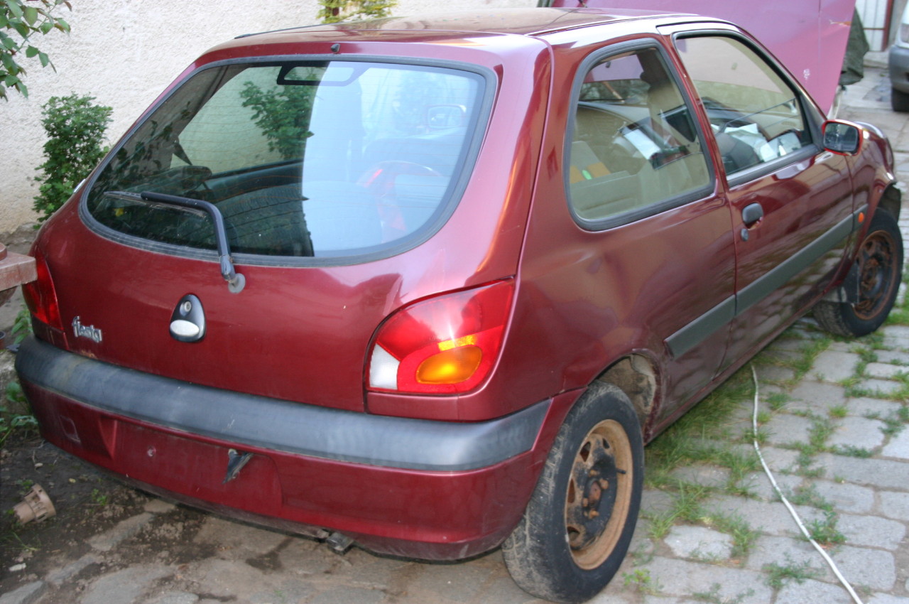 Dezmembrez ford fiesta 1.3 benzina, an 2000
