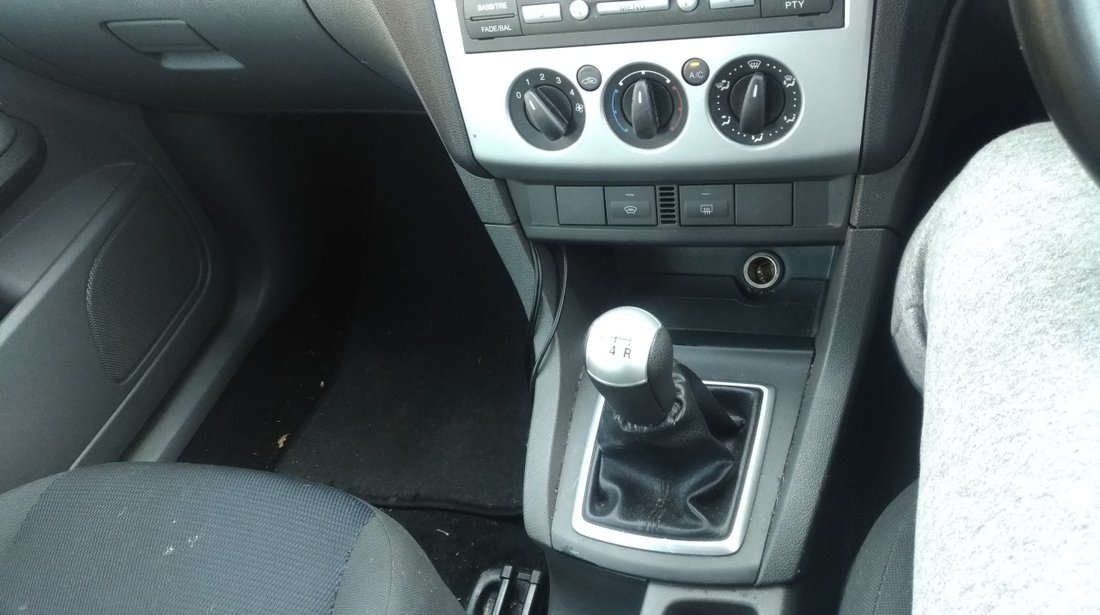 Dezmembrez Ford Focus 1.6 2004