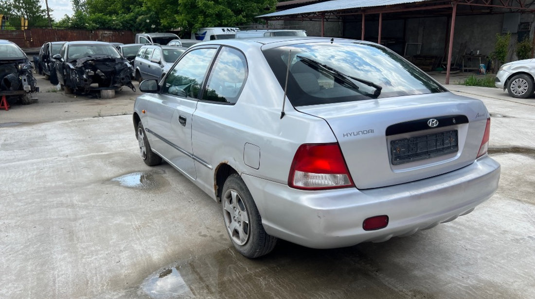 Dezmembrez Hyundai Accent 2000 coupe 1.3 benzina