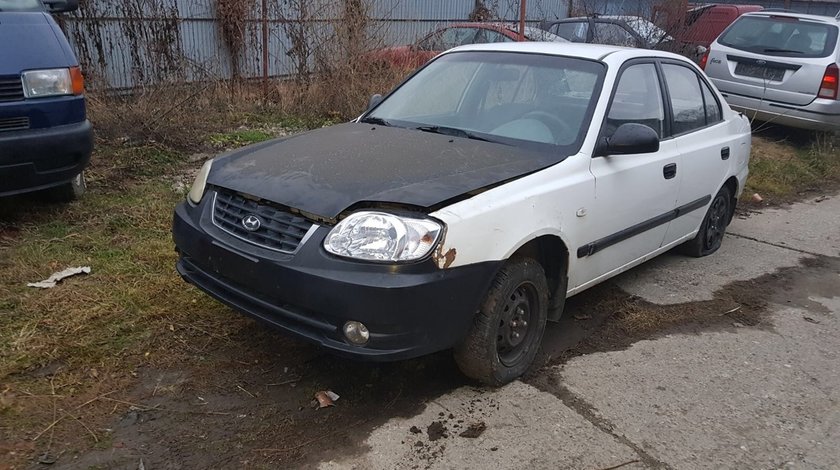 Dezmembrez Hyundai Accent an 2004 motor 1.6 benzina