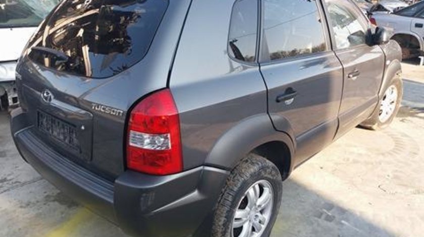 Dezmembrez Hyundai Tucson 2.0 benzina, an 2006