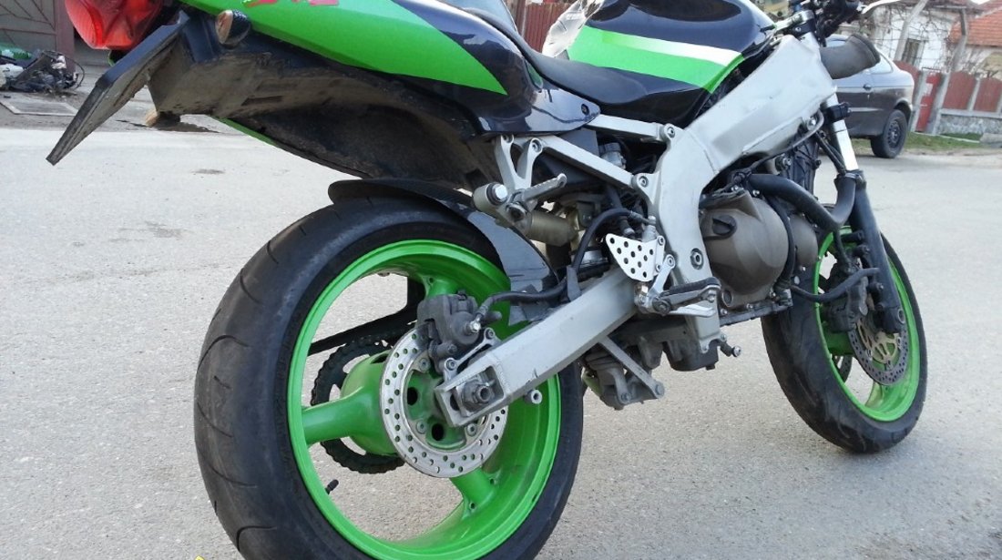 Dezmembrez Kawasaki ZX6R ninja din 2001