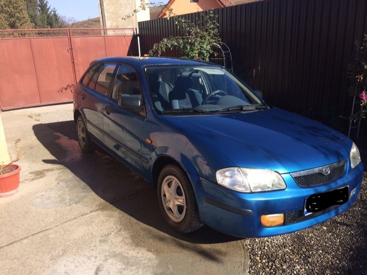 Dezmembrez Mazda 323F 2.0 diesel 2000