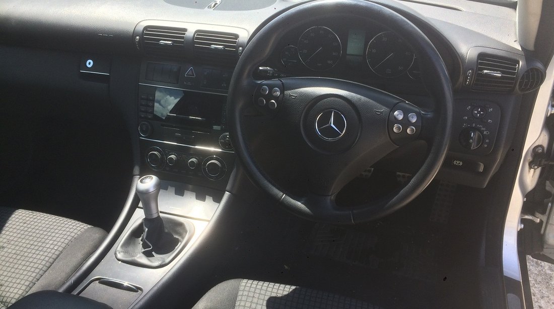 Dezmembrez Mercedes-Benz C200 coupe 2.2 cdi