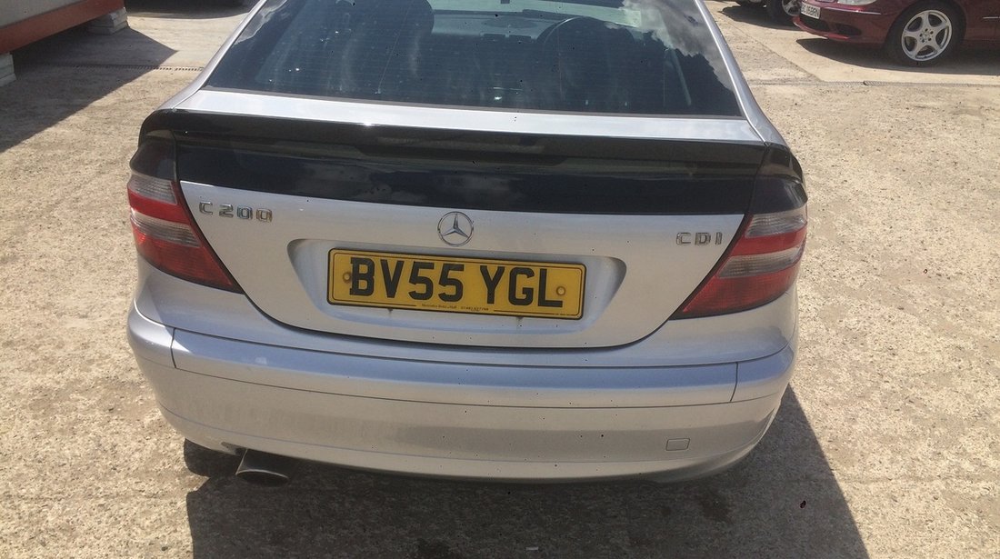 Dezmembrez Mercedes-Benz C200 coupe 2.2 cdi