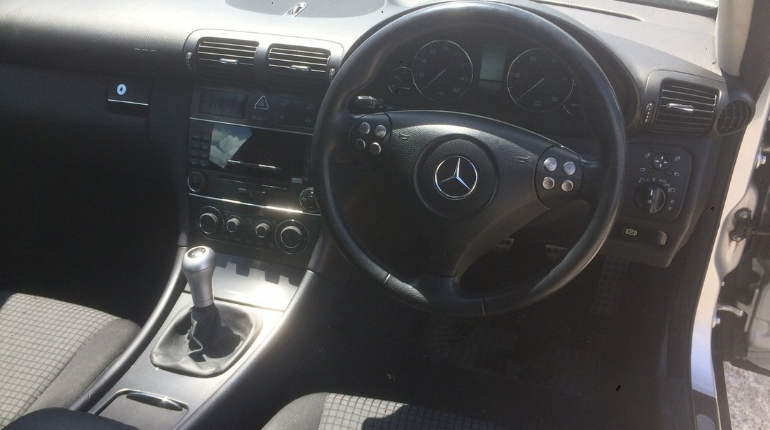 Dezmembrez Mercedes-Benz C200 coupe 2.2 cdi