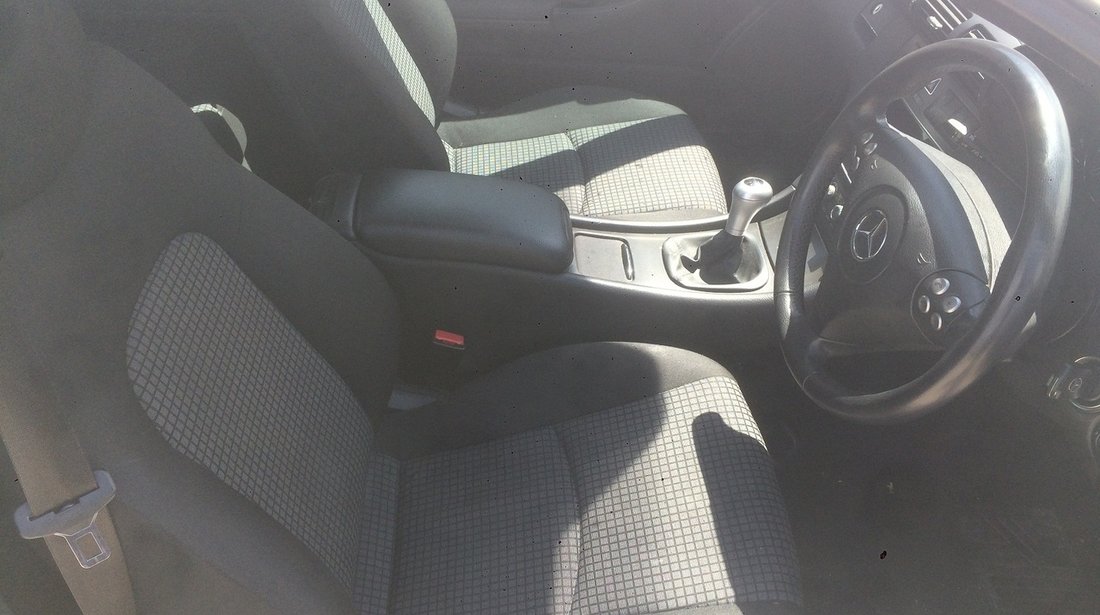 Dezmembrez Mercedes-Benz C200 coupe 2.2 cdi