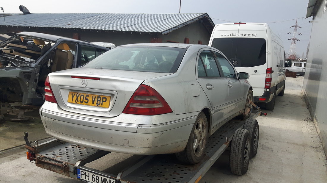 Dezmembrez Mercedes C 220 CDI W203 an 2003