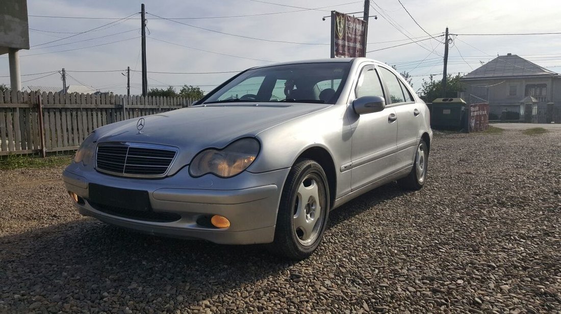 Dezmembrez Mercedes C220 CDI 143 CP manual 6+1 Berlina 2001