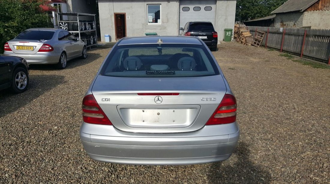 Dezmembrez Mercedes C220 CDI 143 CP manual 6+1 Berlina 2001