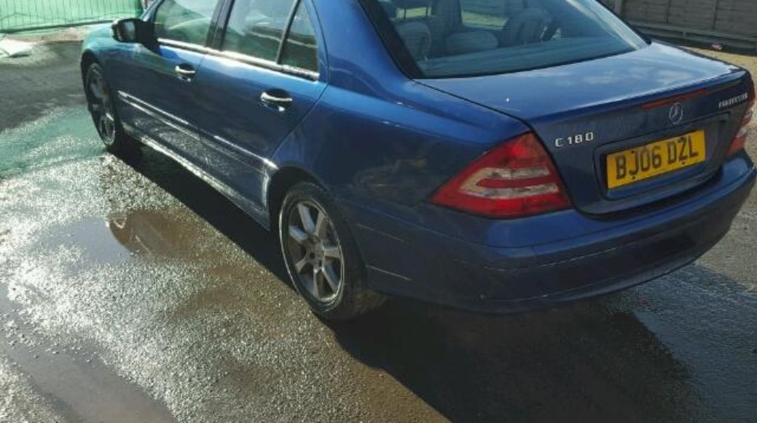 Dezmembrez Mercedes C220 (W203) 2.0diesel