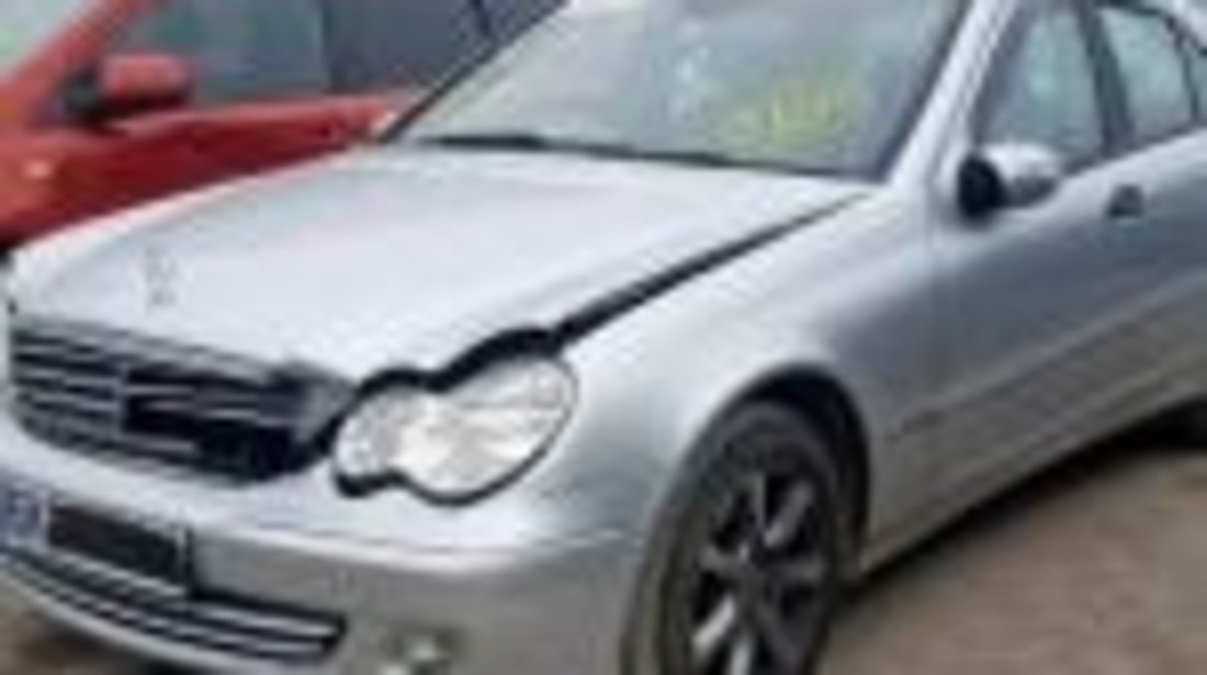 Dezmembrez Mercedes Clasa C (W203) 2.2 cdi