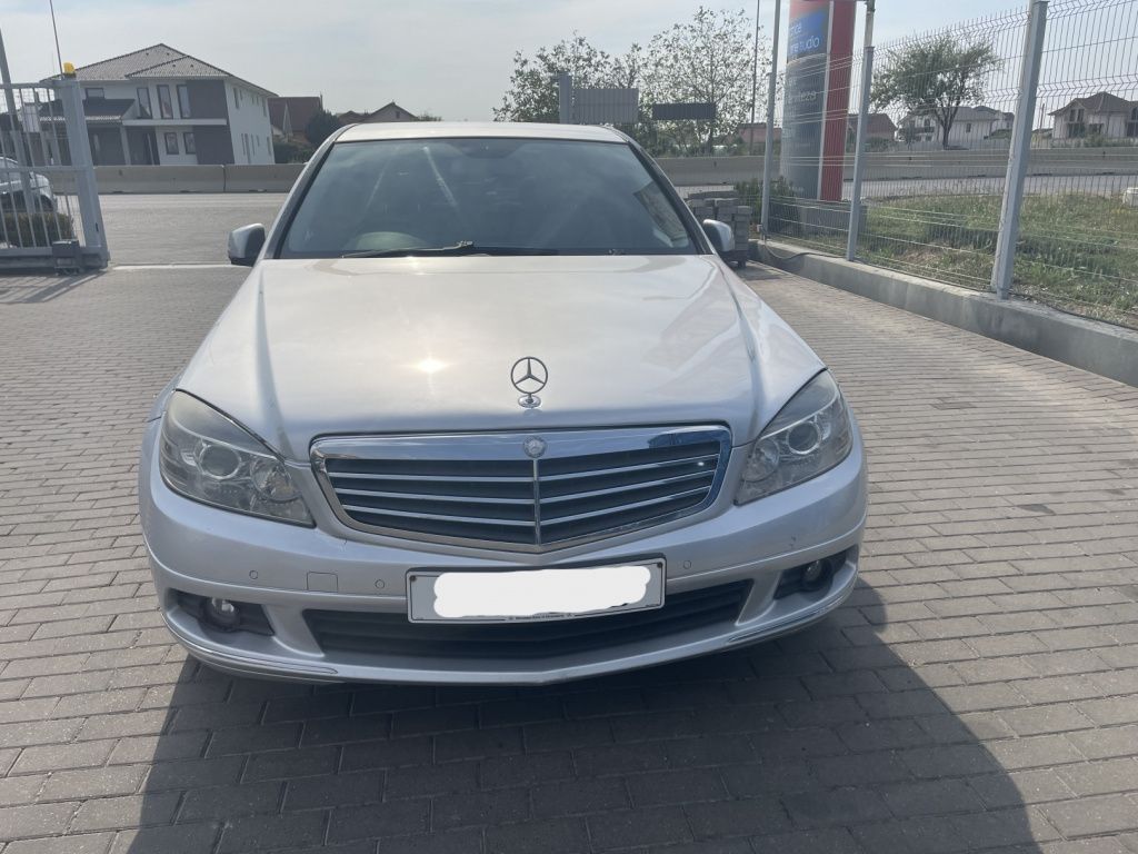 Dezmembrez Mercedes Clasa C (W204) 2010, OM651911