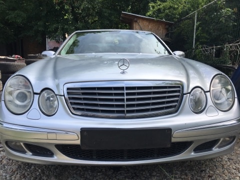 Dezmembrez mercedes E class w211 2005