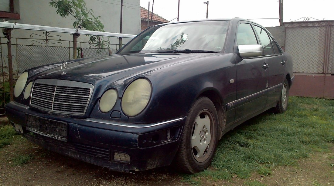 Dezmembrez Mercedes E220 an 1995