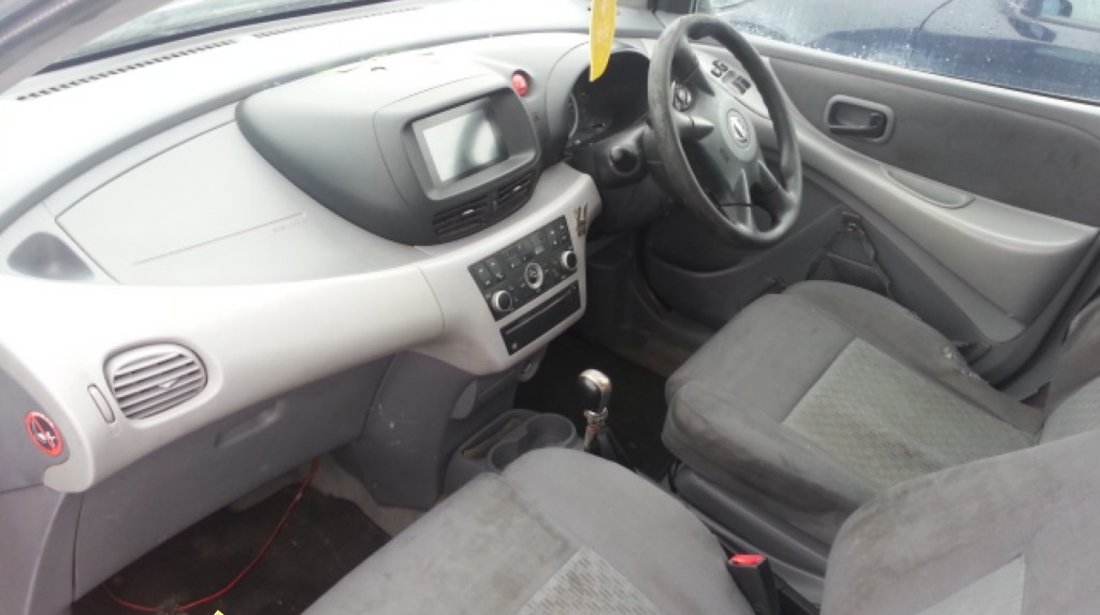 Dezmembrez Nissan Almera Tino 1 8i An 2003