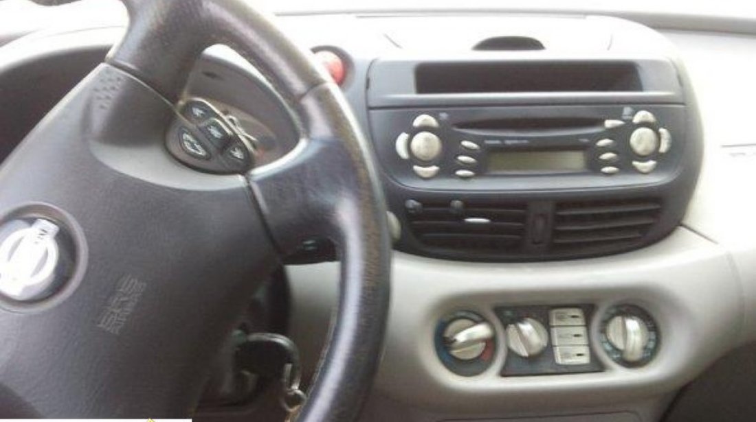 Dezmembrez Nissan Almera Tino 2 2d 114cp An 2002