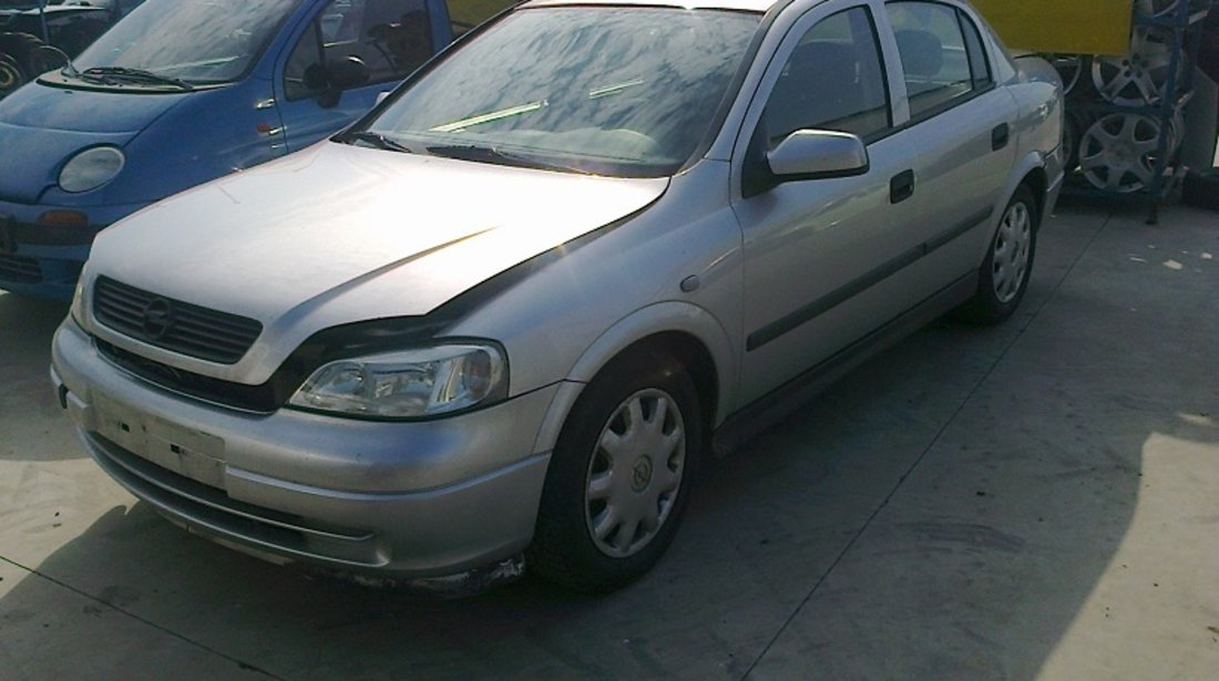 Dezmembrez Opel Astra, an 2001