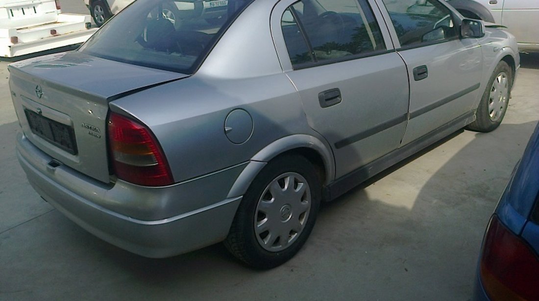 Dezmembrez Opel Astra, an 2001