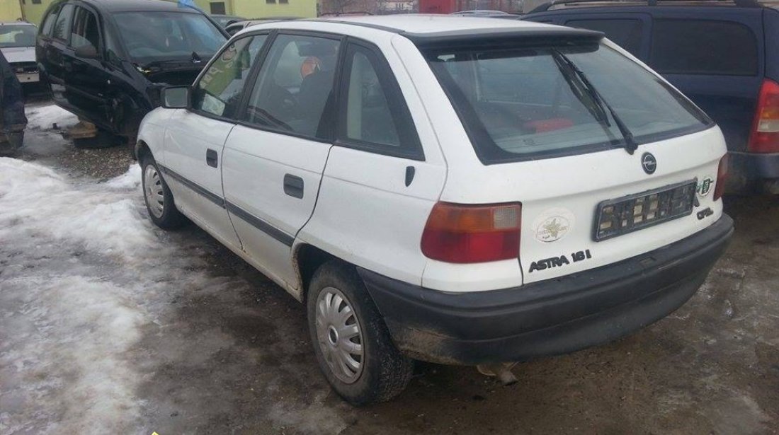 Dezmembrez Opel Astra F 1 6i din 1994