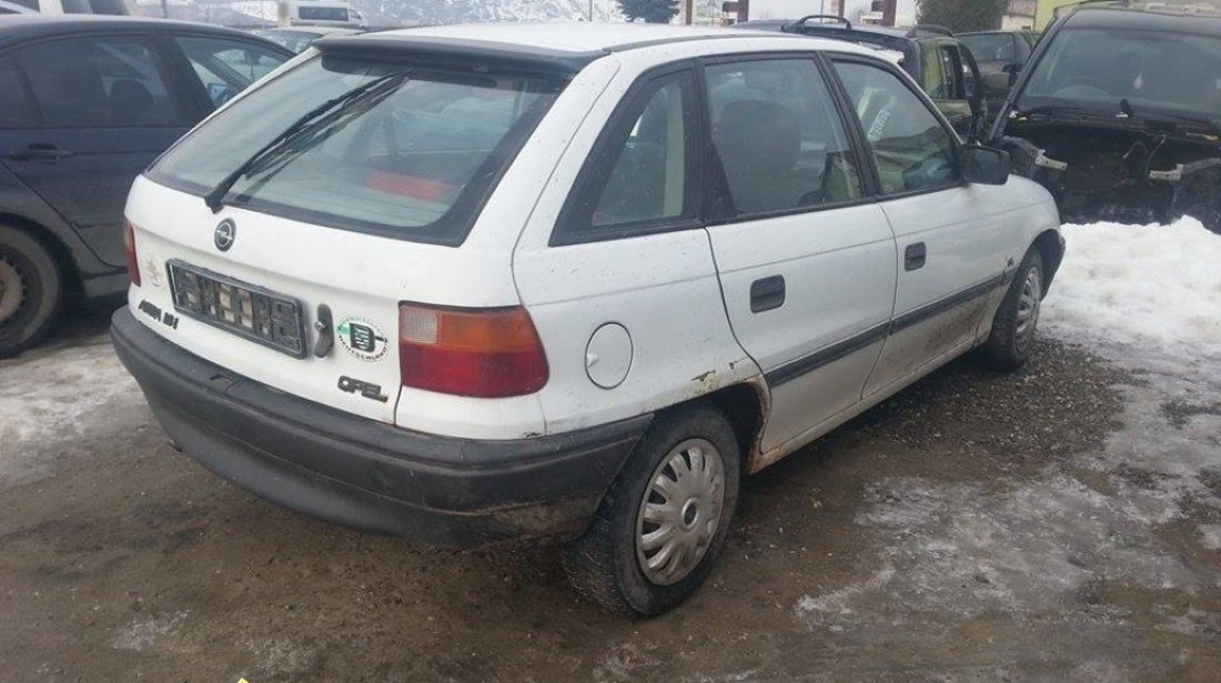 Dezmembrez Opel Astra F 1 6i din 1994