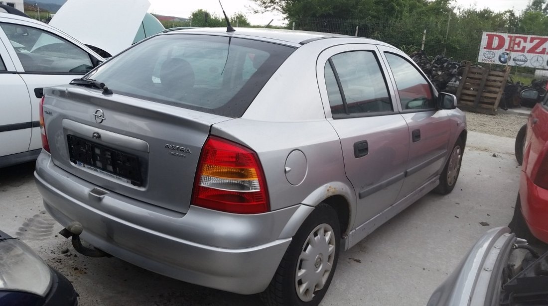 Dezmembrez Opel Astra G berlina, an 2000, 1.7 diesel