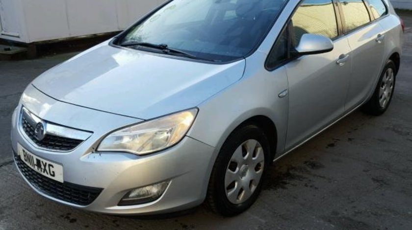 Dezmembrez Opel Astra J 1.7cdti 2011