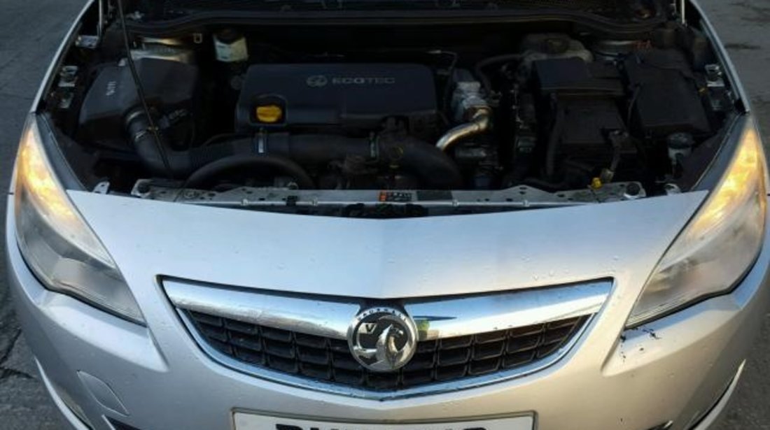 Dezmembrez Opel Astra J 1.7cdti 2011