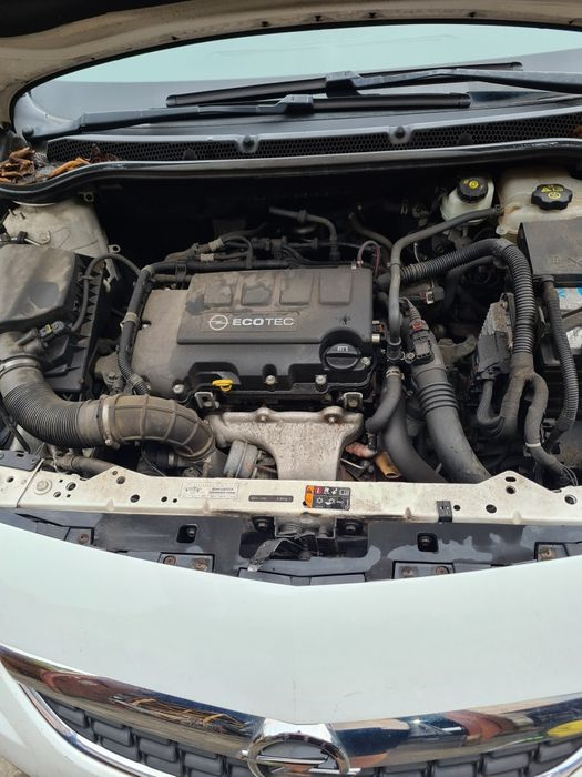 Dezmembrez Opel Astra J Sport tourer z40r alb 1.4 Turbo