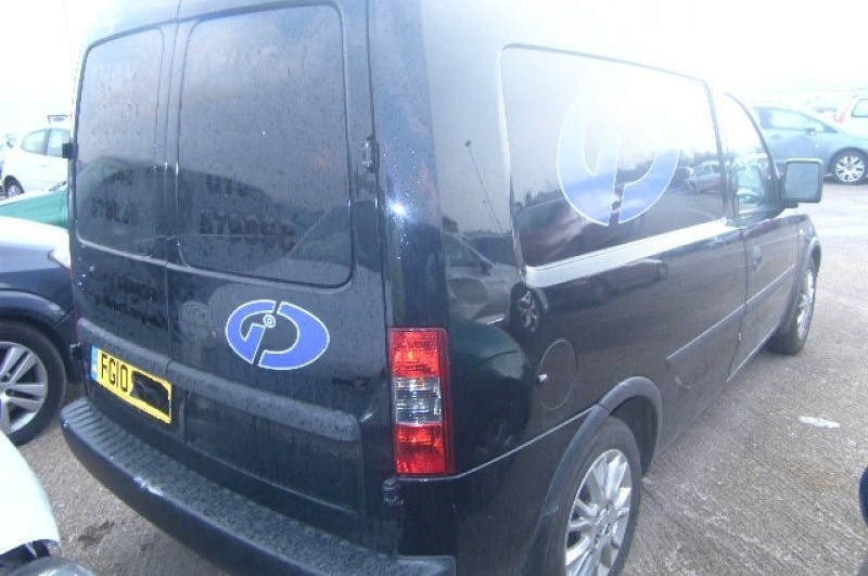 Dezmembrez Opel Combo