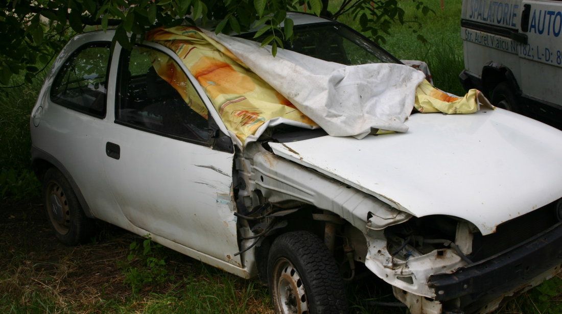 Dezmembrez opel corsa 1.2 benzina, an 1997